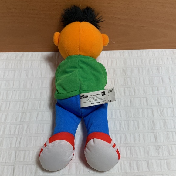 Ernie Hugs Forever Friends - Sesame Street by Hasbro - Picture 6 of 9